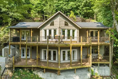 Image de Heaven on Hiawatha Ln, 4 bed 4. 5 bath Lakefront Home Close to Twin Cove Marina