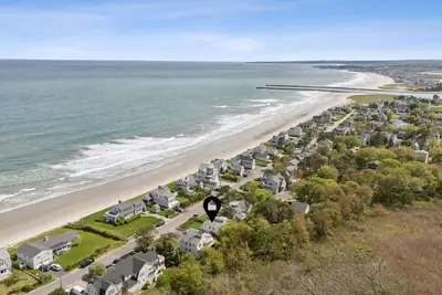Image de 5 bedroom w/Ocean Views- Across from Drake's Island Beach!