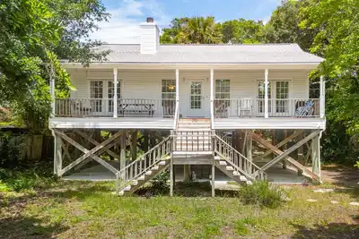 Image de Easy walk to beach & town! Large porch, Grill - Folly Haven