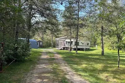 Image de Charming 2-bedroom cabin with screened in outdoor living space in serene Crivitz