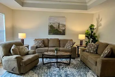 Image de Cozy & Affordable Retreat w/Porch Overlooking Pond