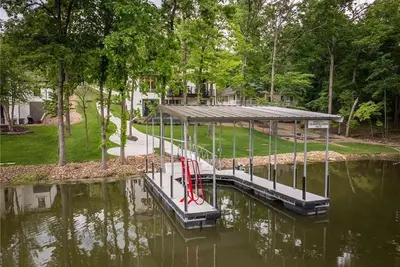 Image de Luxury 4-bedroom Lakefront House w/ Private Dock and Beach in a Protected Cove!