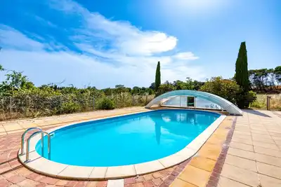 Image de Maison Orange Au Bord De La Rivière avec piscine partagée