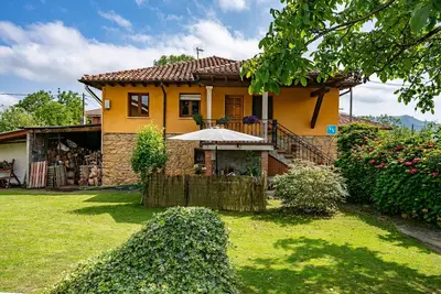 Image de Maison de vacances 'La Casa De Los Güelos' avec vue sur la montagne, piscine partagée et Wi-Fi