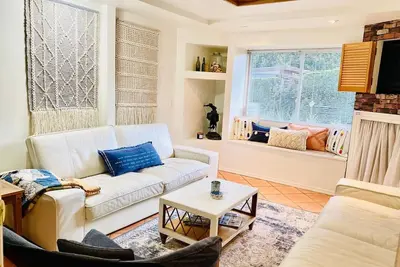 Image de Good Life (lower Suite) @ Shawnigan Beach Resort.