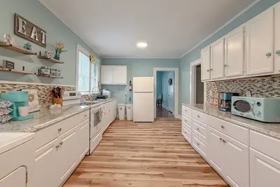 Image de Live Life Sunnyside Up! Charming 3-bedroom Cottage minutes from the beach!
