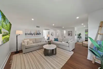 Image de Spare Time Retreat | Renovated | Walk to Town| Next to Bowling Alley|Parking|Fire Table|Grill