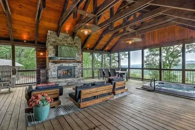 Image de Ridge Top Lodge - Incredible Mtn Views | Hot Tub | Game Room | Outdoor Fireplace