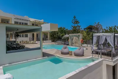 Varimpo Luxury escape with 2 Pools, Spa, gym, privacy
