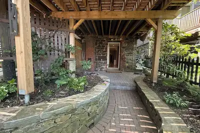 Image de Stylish unit in Victorian house located on South Park Street. Private Garden.
