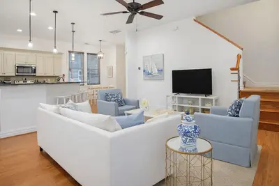 Image de 5 Min Walk to the Beach • Spacious 3br/2. 5ba Home