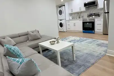 Image de Clean Basement Suite | 1br + 1fwr +Lr + Kitchen near Ontario Lake & Hwy 412/401