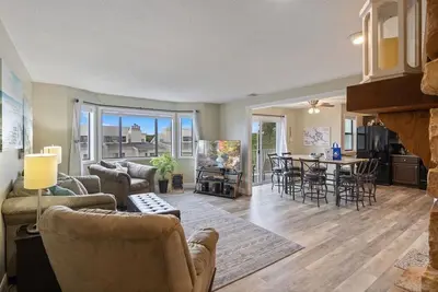Image de Lakefront Osage Beach Condo + Workspace w/ Pool Views