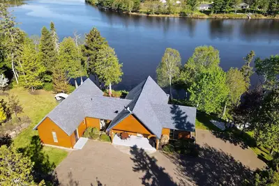 Image de Riverlight Retreat — a cozy riverfront cottage in Browns Yard.