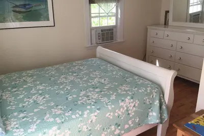 Image de Charming Cape in Great neighborhood- 5-Br home with ocean view from Lawn Patio