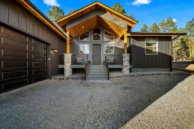 Image de Elegant & Modern Home w/ lake view, outdoor living area w/ foosball, bbq grill
