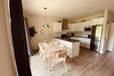 Image de Haven On The Hill (219a) - Cozy & Modern 2br | Garden Views + Balcony