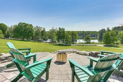 Image de Walk to Bethel Woods: Family Home w/ Deck & Views!
