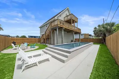 Image de Cozy Beach House with Game Room, Steps from Beach