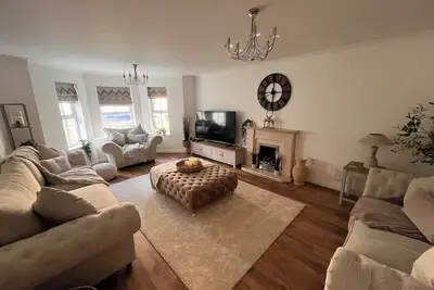 Image de Elegant 5 bed 4. 5 bath gated community home with conservatory