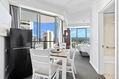 Image de Modern Interconnecting 2 Bedroom Unit at Legends