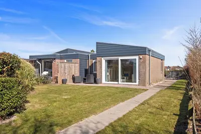 Image de Discover vacation home De Blenck 14 in Callantsoog: a modern, just renovated cottage for 4 persons with 2 bedrooms, a fully equipped kitchen and a beautiful, enclosed garden overlooking meadows. Enjoy comfort and tranquility on the Dutch coast!