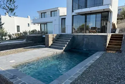 Image de Villa d'architecte- 4 suites au bord de l'eau avec piscine privative