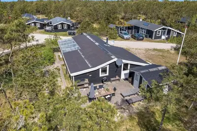 Image de Beautifully renovated holiday home with covered terrace and wood-burning stove, close to the North.