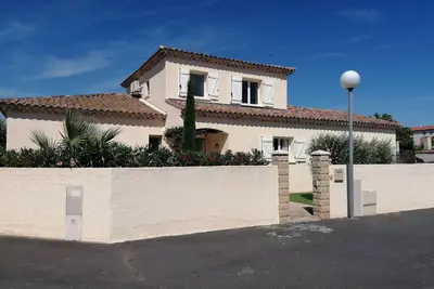 Image de Grande villa avec piscine dans un quartier résidentiel et proche de la
