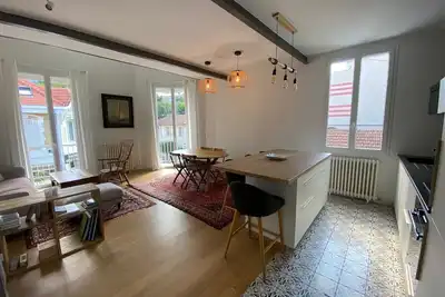 Image de Duplex T3 rénové avec balcon, près de la plage