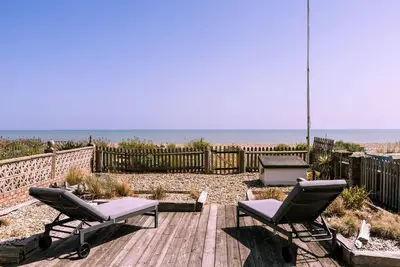 Image de Beach Cottage with garden that blends into the beach in Pevensey Bay