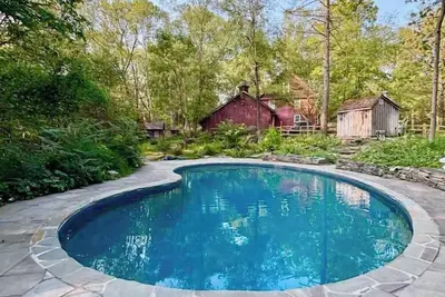 Image de Cardinal Crossing: Stylish & Spacious Hudson Valley Getaway with Heated Saltwate