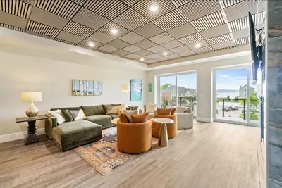 Image de Downtown Loft + 45’ Slip – Walk to Lake & Dining