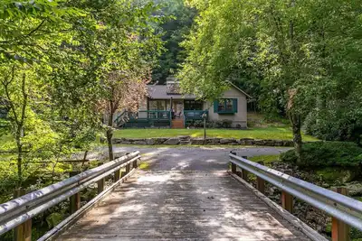 Image de Secluded 3 bd Creek Cottage w/ Hot Tub!