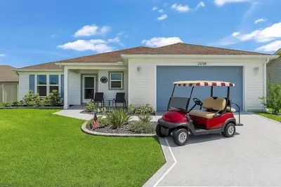 Image de Welcome to Sunny Stacey Cottage – Your Cheerful Getaway in The Villages!