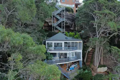 Image de Breathtaking Waterfront Retreat- Studio Apartment