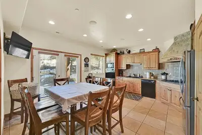 Image de C501 | Peakview Cascade Escape: Your Adventure Hub!