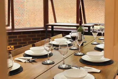 Image de Launch Offer Stylish 3br Sleeps 7 – Garden, Parking, WiFi, Near Heathrow & Shops