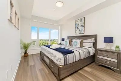 Image de Stylish 1br Condo w Balcony & Skyline Views