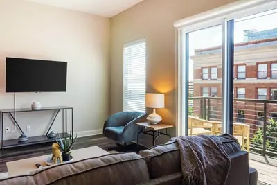 Landing | Chic 2bd, Rooftop Lounge, Gym