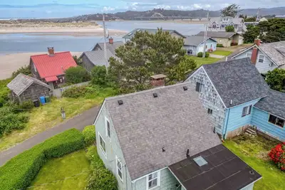 Image de Updated Classic Cottage, Neighborhood Beach Access, Bay and Ocean Views!