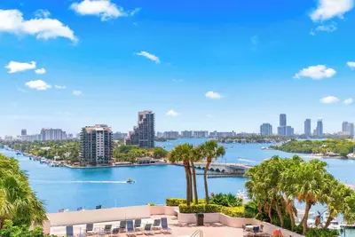 Image de Condo on the Pool - Retreat for 4 with Water Views & Resort-style Amenities