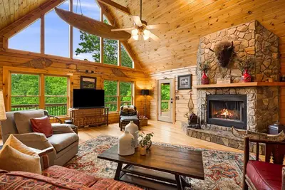 Image de Pet-Friendly Log Cabin w/ Hot Tub + Biltmore Pass | Black Mountain Views