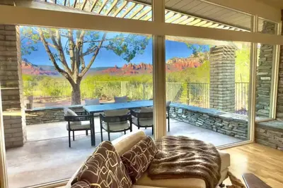 Image de Luxe Home Floor-to-Ceiling Views