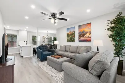 Image de Renovated, Classy Condo with Pool in Heart of Soco
