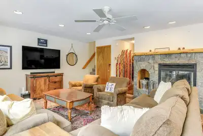 Image de 3 min to Mt Snow & Free Shuttle! Family-Size fun, Wood Fireplace, Arcades.