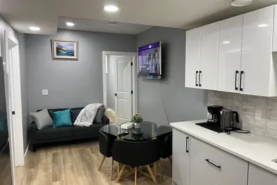 Image de Cozy & Classy Private Basement Suite|Netflix &Free Parking|Close to Wem| Airport