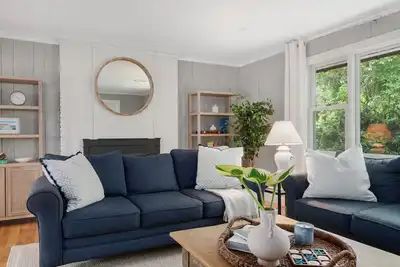 Image de Newly renovated coastal retreat just 1. 5 miles from the beach.