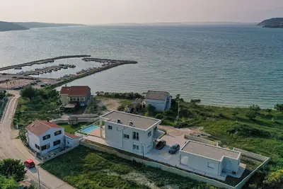 Image de Modern & minimalistic 4-bedroom villa with lots of attractions