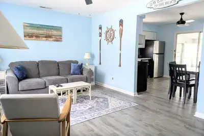 Image de Cozy White Cottage by the Bay